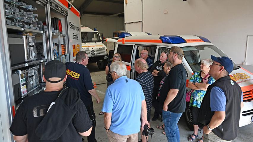Die Fahrzeuge und Geräte des Bevölkerungsschutzes wurden aufmerksam begutachtet.